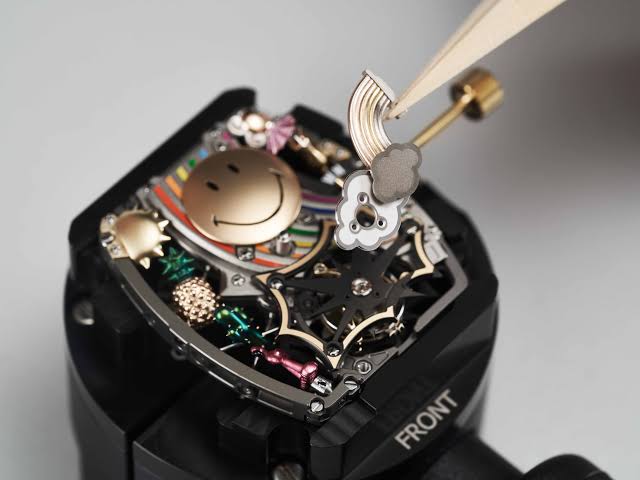 RM Smiley Face Silicon Strap Watch - Premium Timepiece - Image 5